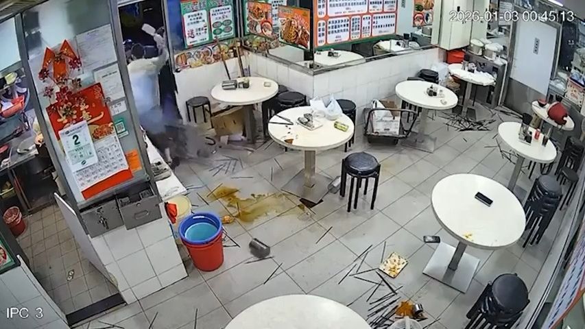 Rozzuřená zákaznice se v hongkongské restauraci oháněla sekáčkem na maso. Vybil se jí totiž mobil