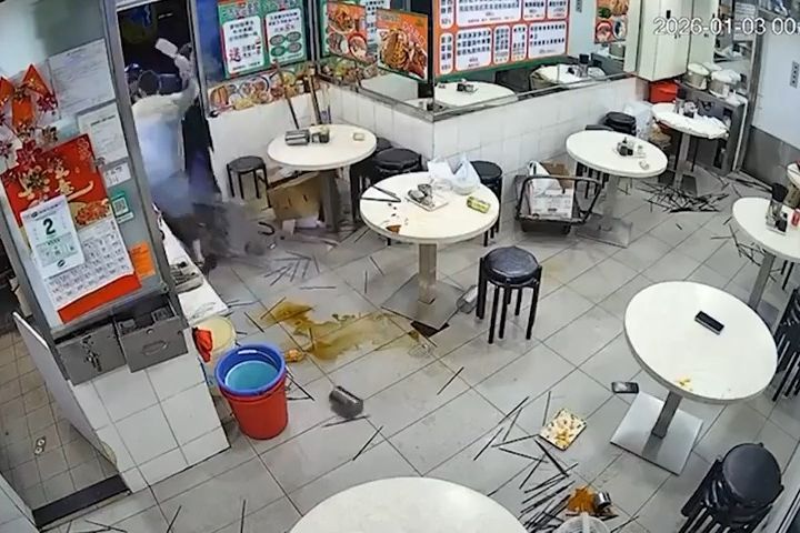 Rozzuřená zákaznice se v hongkongské restauraci oháněla sekáčkem na maso. Vybil se jí totiž mobil