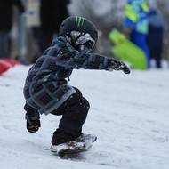 Stačí ze skejtu sundat kolečka a máte rázem snowboard.