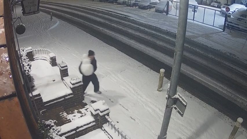 Kradou se už i sněhuláci. A před hospodou, jak zachytila kamera a v anglickém městě