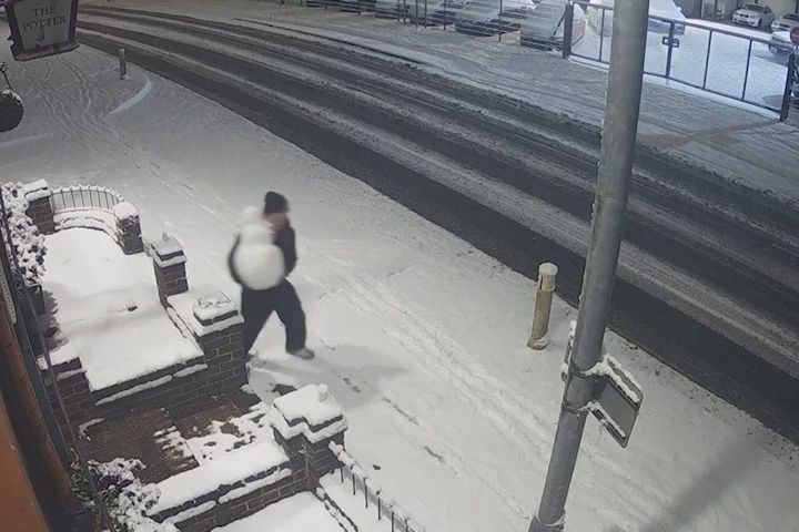 Kradou se už i sněhuláci. A před hospodou, jak zachytila kamera a v anglickém městě