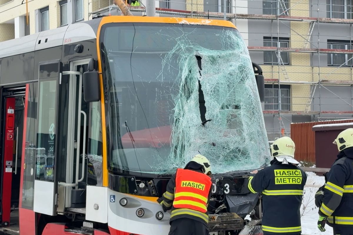 Tramvaj se v Praze střetla s kamionem