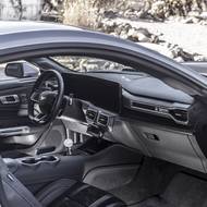 Kabina nabídne drobné úpravy, jako jsou plaketky Shelby či jméno společnosti na sportovních sedadlech. 