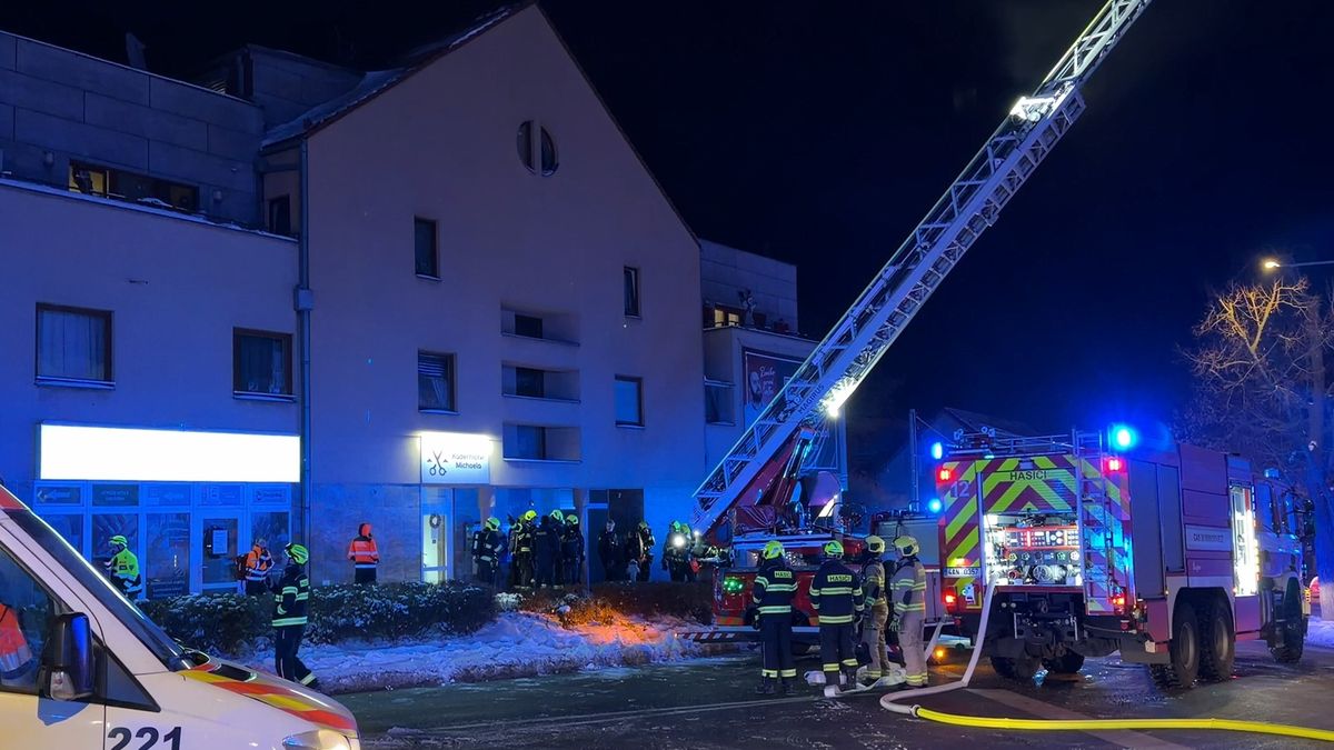 V Horoměřicích u Prahy hořely byty, hasiči zachraňovali lidi uvězněné na balkonech