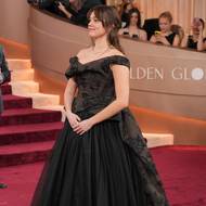 Černé šaty si vybrala i herečka Aimee Lou Woodová, která na obrazovkách loni zazářila v seriálu Bílý lotos.  