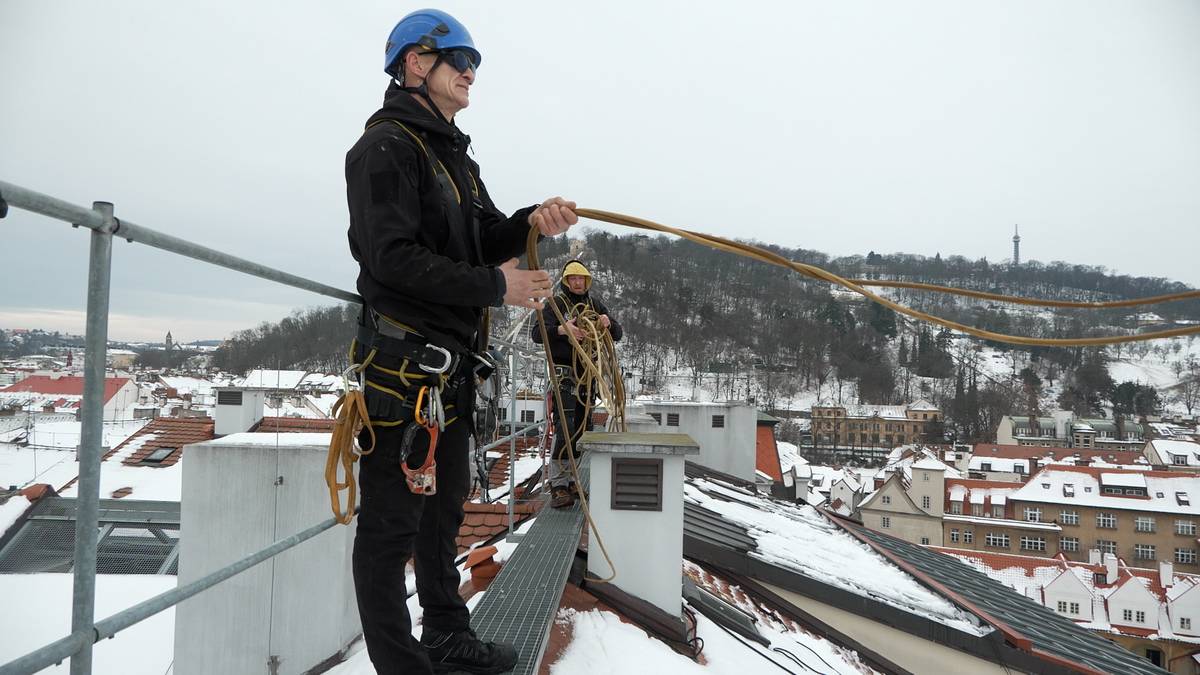 Správné uchycení lan je základem bezpečné práce na střeše. 