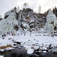 Díky silným mrazům se tvůrci ledové stěny povedlo pokrýt ledem Velkou (vlevo) i Malou věž a také Žlab pod lanovým mostem, který je součástí via ferrat. 