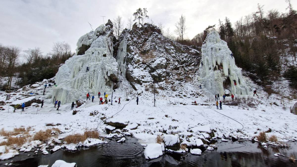 Díky silným mrazům se tvůrci ledové stěny povedlo pokrýt ledem Velkou (vlevo) i Malou věž a také Žlab pod lanovým mostem, který je součástí via ferrat. 