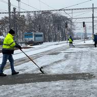 Vlaky nabraly zpoždění kvůli sněhu a ledovce. Takhle to v úterý ráno vypadalo na pražském hlavním nádraží  