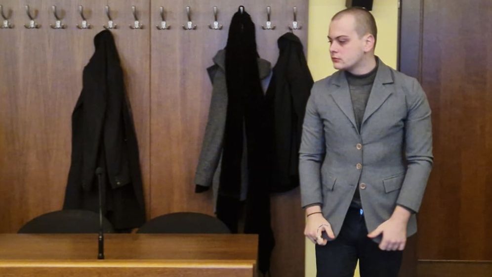 Při ujíždění přejel záměrně do protisměru. Mladík z Broumovska dostal za pokus o vraždu osm let vězení