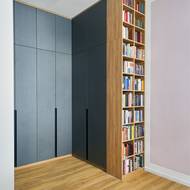 Na své umístění čekalo v krabicích před nastěhováním několik stovek knih.