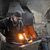 Kovář Ondřej Klír ve své dílně