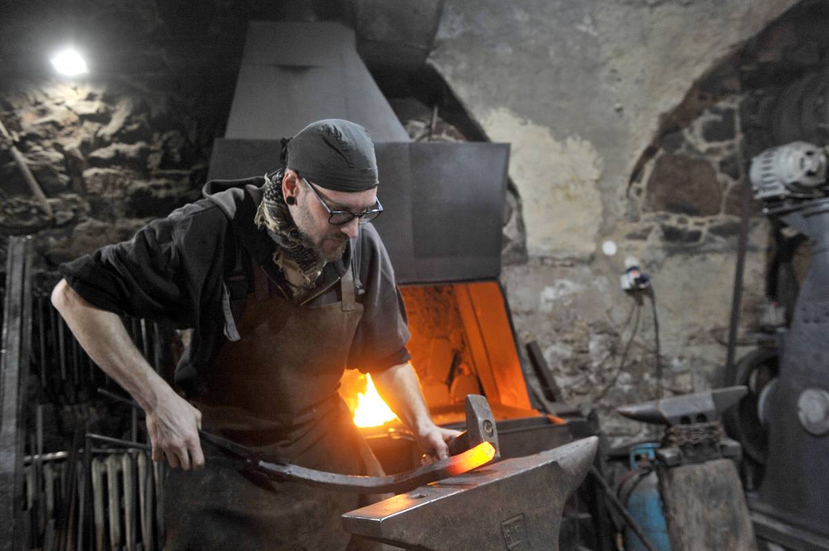 Kovář Ondřej Klír ve své dílně