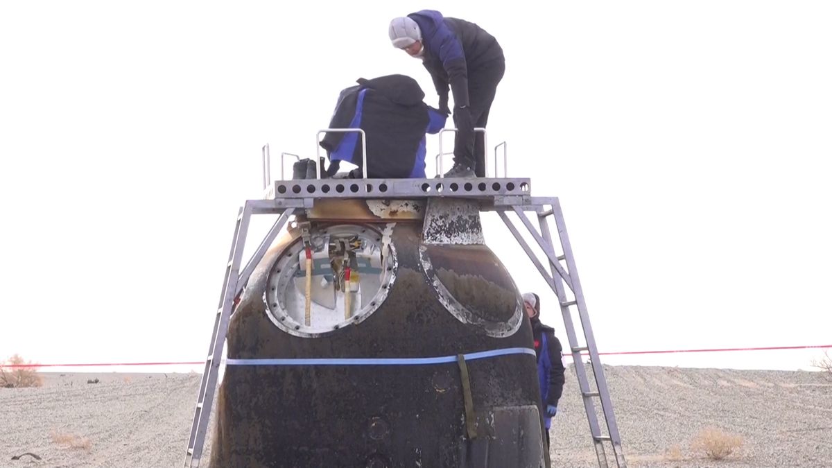 Návratová kabina čínské lodi, která byla zasažena vesmírným smetím, se vrátila na Zemi