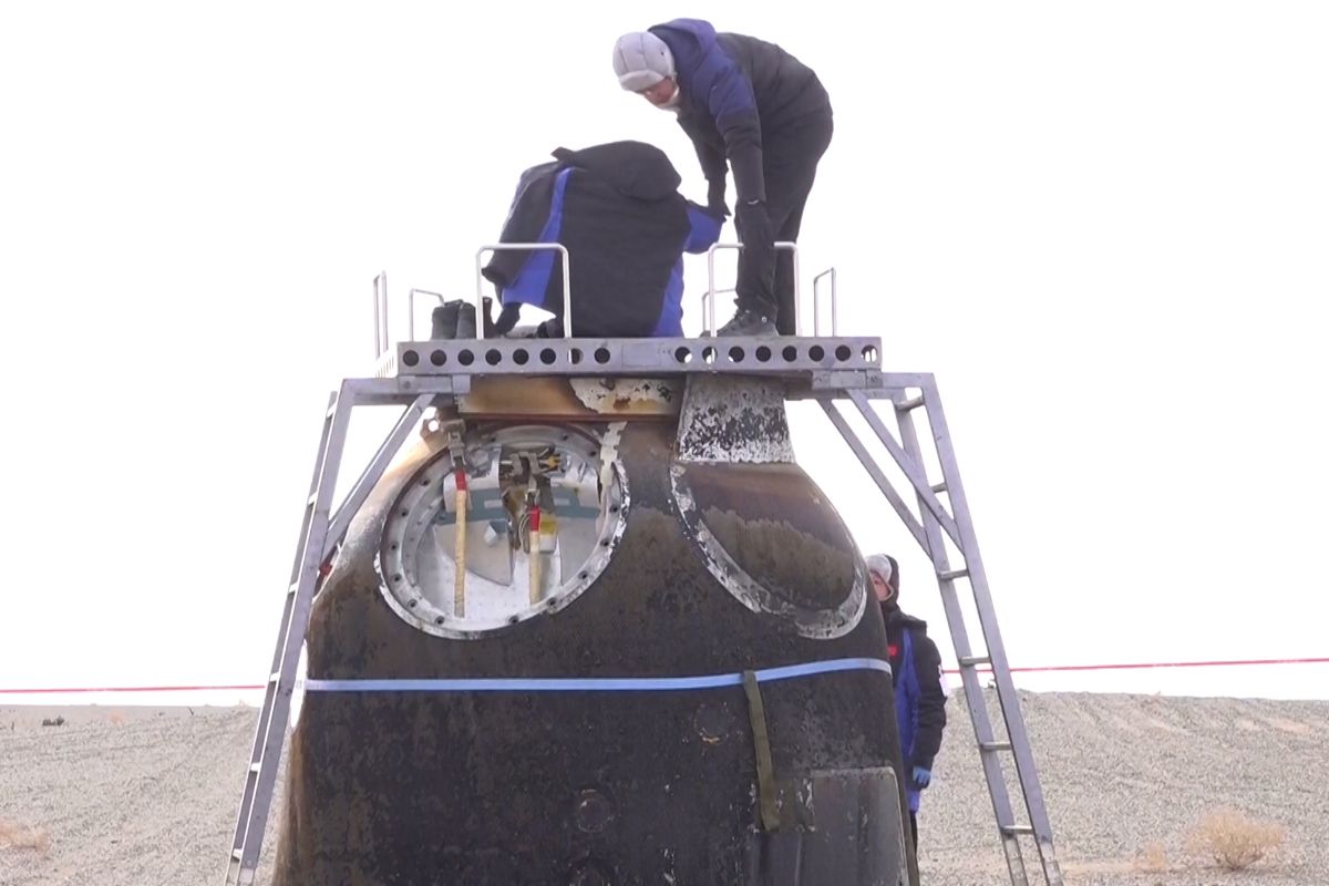 Návratová kabina čínské lodi, která byla zasažena vesmírným smetím, se vrátila na Zemi