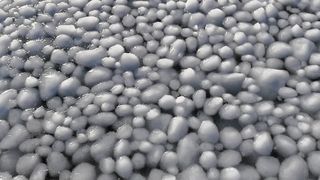 Balaton pokryla vrstva ledových koulí