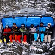 Kdo se do hor vydal na poslední chvíli, připlatil si. Jednodenní skipas pro dospělého stál v sobotu ve Špindlerově Mlýně 1800 korun, i tak bylo plno. Jinak se celodenní jízdenky vyplatí kupovat s předstihem.