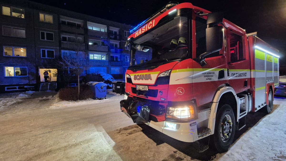 Hasiči v Hejnicích ve speciálních oblecích evakuovali lidi z paneláku. Rozbil se rtuťový teploměr