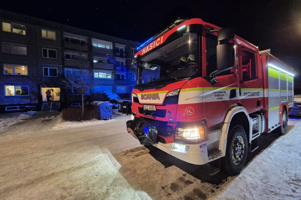 Hasiči v Hejnicích ve speciálních oblecích evakuovali lidi z paneláku. Rozbil se rtuťový teploměr