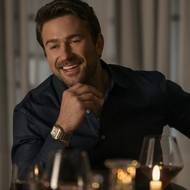 Brandon Sklenar v roli Andrewa zůstává vedle ženských postav spíše nevýrazný.