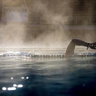 Velký rozdíl v teplotách je hlavně večer vidět i ve vzduchu nad bazénem.