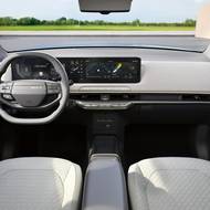 Kabině dominuje panel tvořený 12,3palcovými obrazovkami přístrojového štítu a infotainmentu, které spojuje 5palcový displej ventilace.