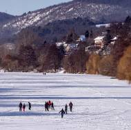 V oblouku u Černošic se dá jít několik kilometrů přímo po řece. 