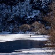 Na proudící vodě je led vždy zrádný. Ani Berounka není zamrzlá rovnoměrně. 