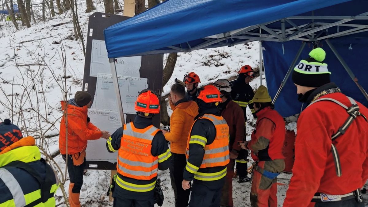 Drama v Moravském krasu skončilo šťastně. Zraněného jeskyňáře dostali po 20 hodinách ven