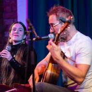 O doprovodné vokály se postarala Lucie Deutsch.