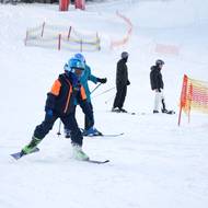 Teploty o víkendu padaly hluboko pod nulu, lyžaře to ale neodradilo.