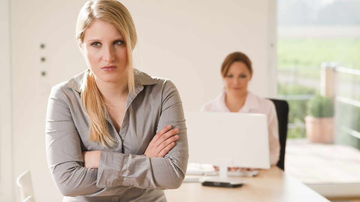 Šikana v práci: Jak poznat, že tohle už není jen obyčejný konflikt s kolegou