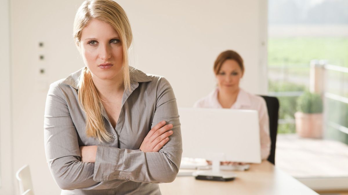 Šikana v práci: Jak poznat, že tohle už není jen obyčejný konflikt s kolegou