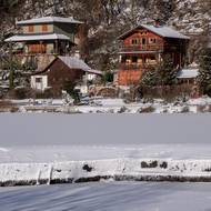 Osada Údolí staré řeky je pod sněhem. 