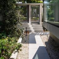 Vznikla nová branka s koutem na popelnice. 