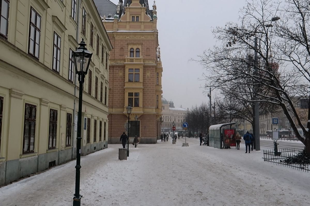 Vlastníci si dupli. Části historického jádra Plzně tak stále chybí stylové osvětlení  