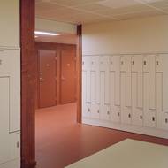 Světle hnědá barva dekoruje i prostor šaten.