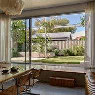 Z obývacího pokoje je výhled na zahradu.