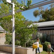 Obyvatelé mají k dispozici menší zahrádku.