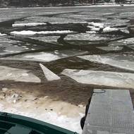 Led na Sázavě měl asi 700 metrů od soutoku s Vltavou až 16 cm.