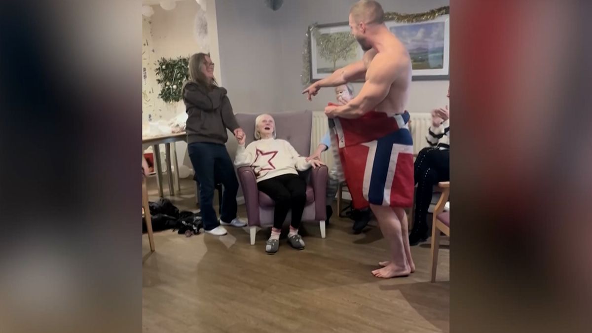 Dcery objednaly 73leté matce do domova důchodců striptéra. Vystoupení i její reakci zachytila kamera