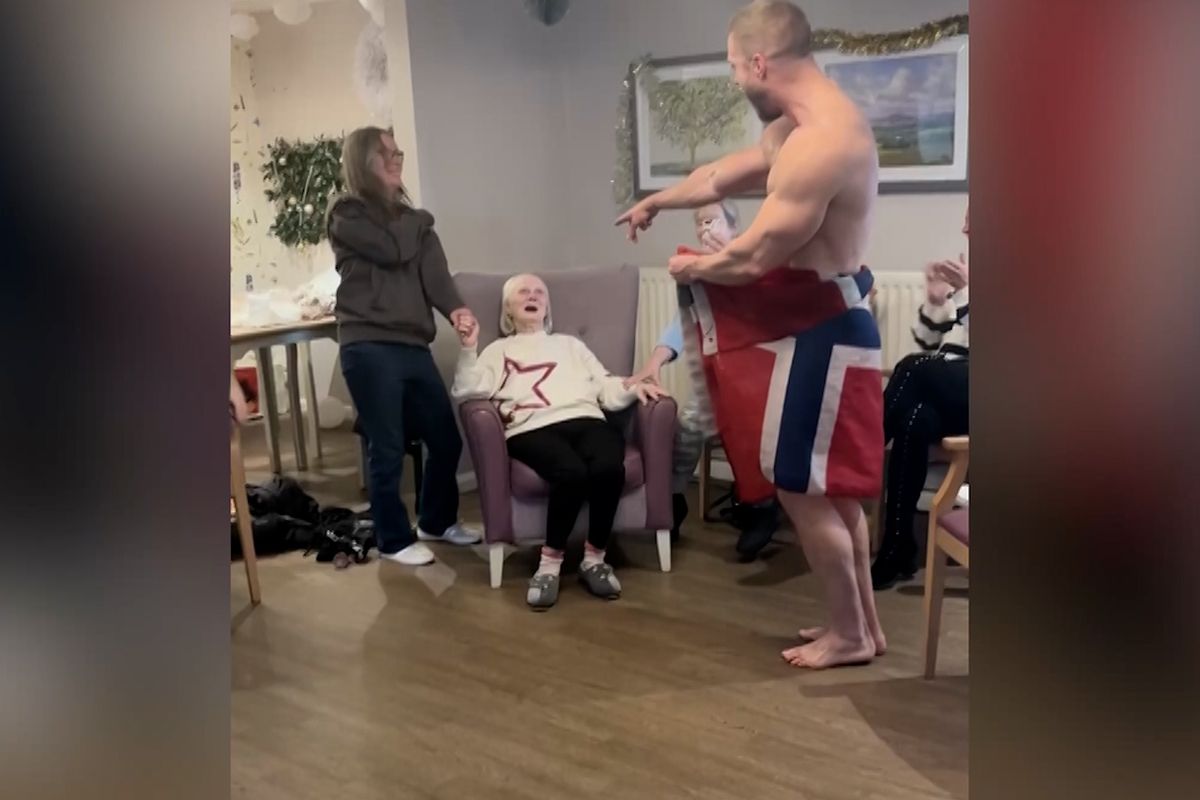 Dcery objednaly 73leté matce do domova důchodců striptéra. Vystoupení i její reakci zachytila kamera