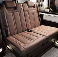 Kabina nabídne dvě otočná kapitánská křesla vpředu a posuvnou dvoumístnou kabinu vzadu.