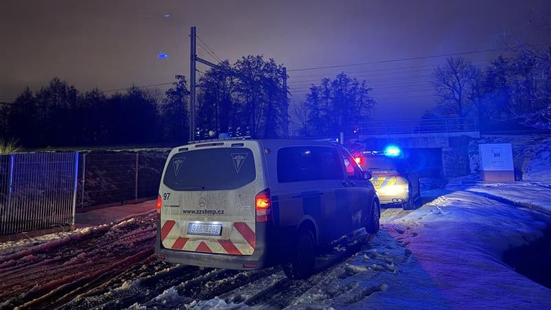 Vlak u Běchovic srazil muže, provoz na koridoru je zastaven