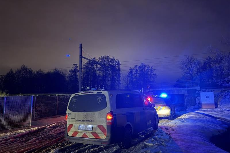 Vlak u Běchovic srazil muže, provoz na koridoru je zastaven