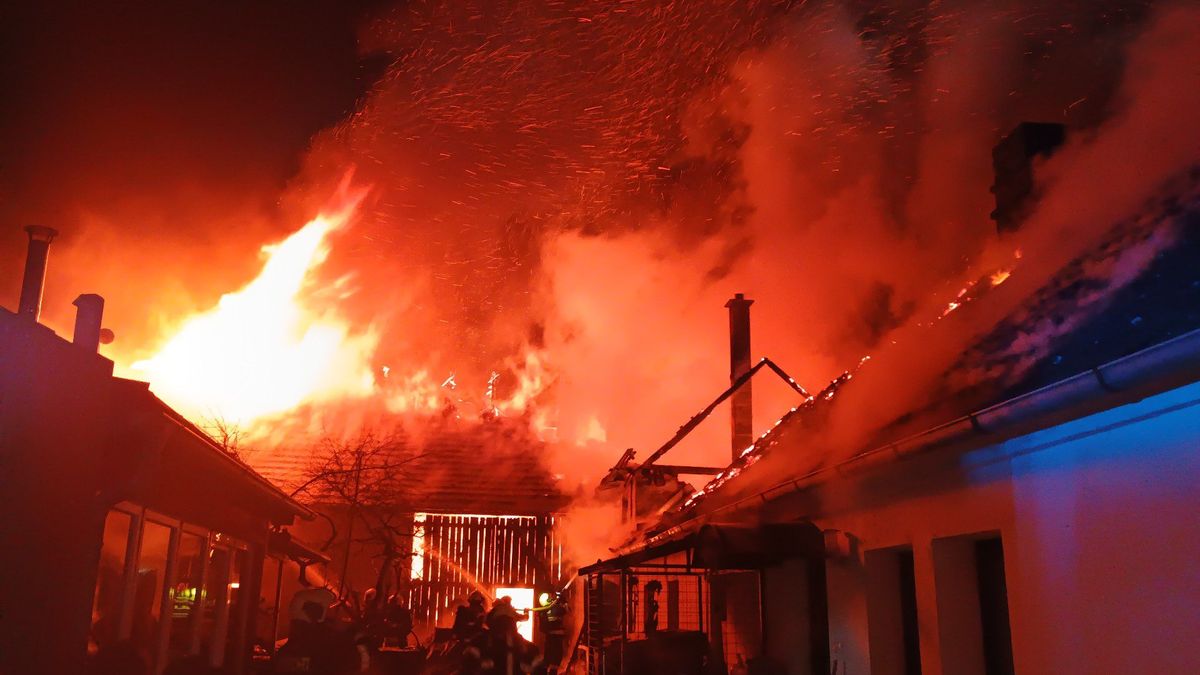 Při požáru stavení na Českobudějovicku se zranil hasič