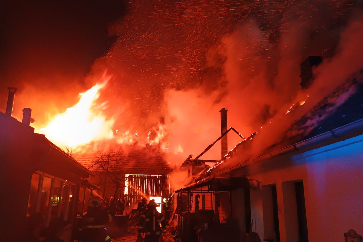 Při požáru stavení na Českobudějovicku se zranil hasič