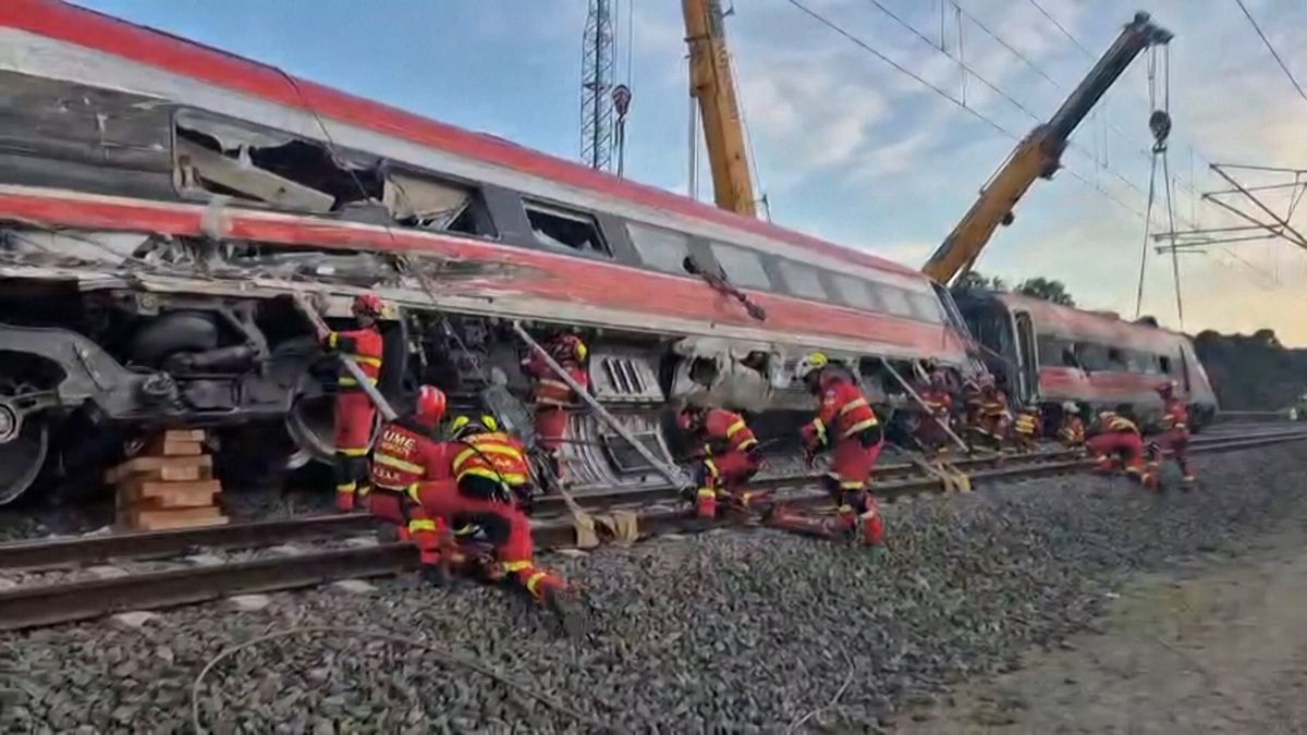 Jeřáby odklízejí trosky sražených vlaků v Andalusii, pomáhá i armáda