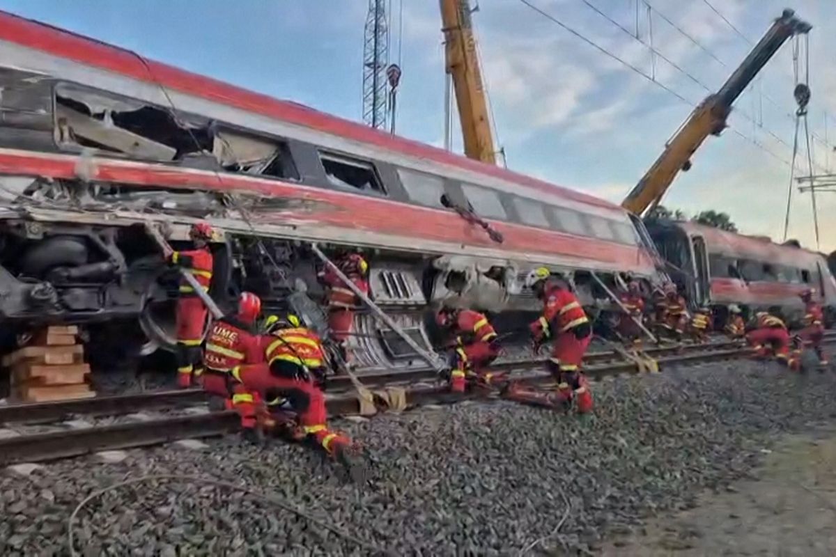 Jeřáby odklízejí trosky sražených vlaků v Andalusii, pomáhá i armáda