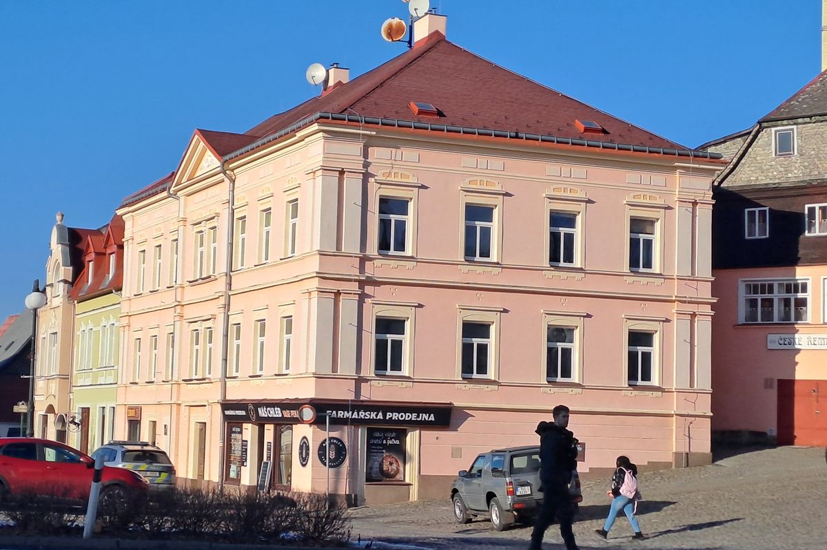 V bytě střelce z Chřibské našla policie další zbraně a střelivo